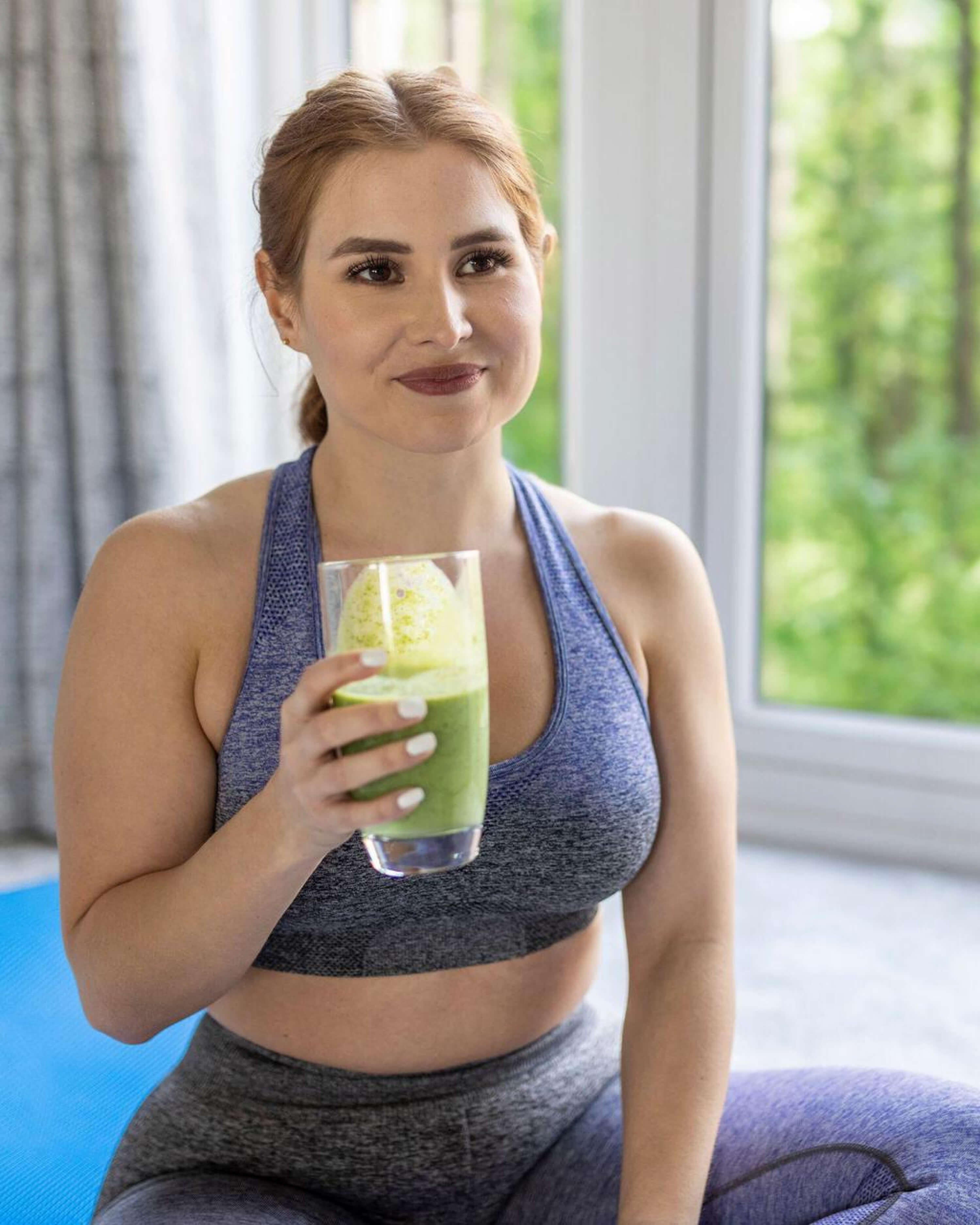 A woman reviewing her health score during a session with a dietician