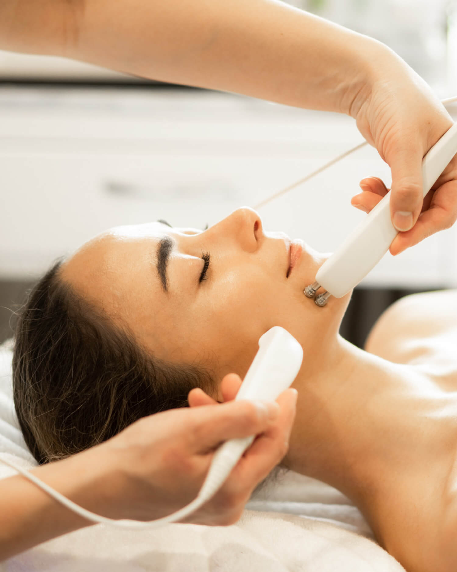 TriaWave Advanced Lift Facial